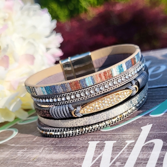 Stunning Rhinestone and leather wrapped, cuff bracelet, magnetic clasp NEW - Picture 3 of 9